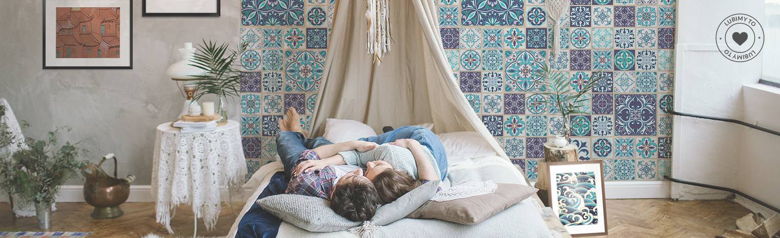 <div style="text-shadow: 0 0 7px #000;"><span style="font-size: 50%;display:block"></span>CHAMBRE À COUCHER</div>