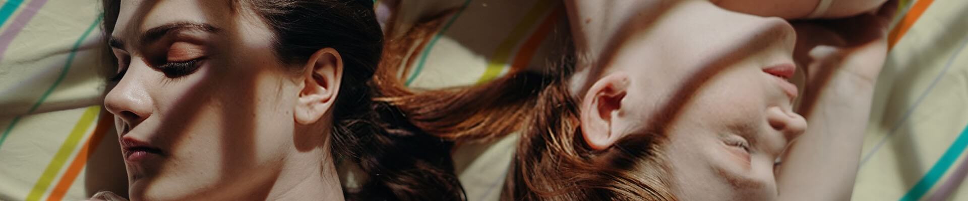 Lits de plage - peintures murales et palmiers