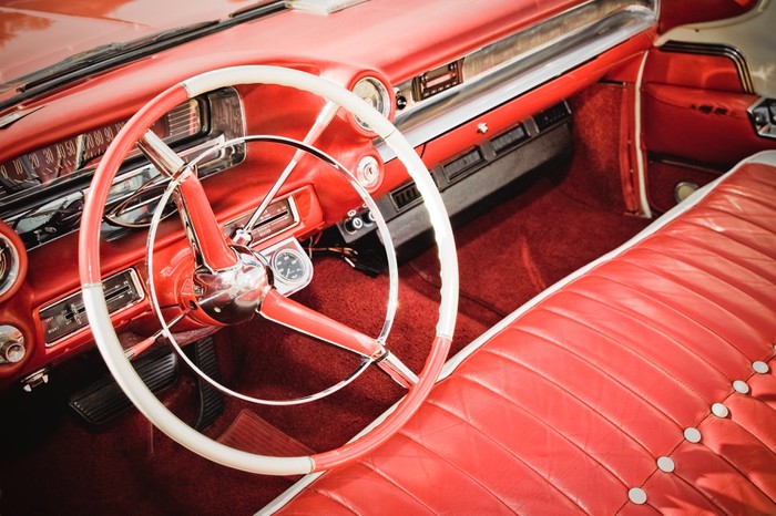 Fotobehang Klassieke auto interieur met rode lederen bekleding ... Fotobehang Klassieke auto interieur met rode lederen bekleding ...