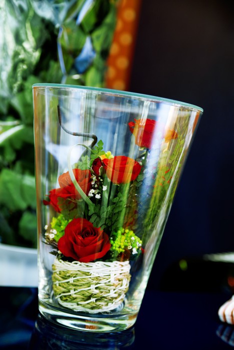 invoegen Veronderstellen Afwezigheid Poster Klein boeket rozen in glas als romantisch cadeau om te bruiloft -  PIXERS.NL