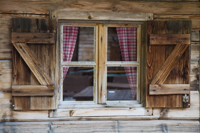 Fototapete Fenster einer Berghütte in Südtirol • Pixers