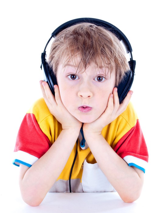 Listen boy. Мальчик слушает музыку в наушниках. Рыжий мальчик слушает музыку. Наушники на 8 лет мальчику слушать музыку. Мальчик слушает музыку в наушниках арт.