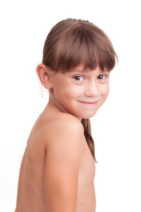 Liten flicka och pojke har sex