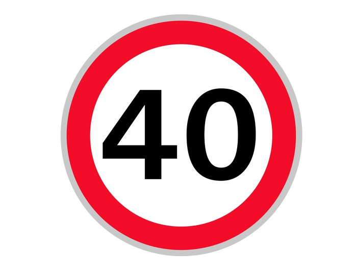 Знак 40 на синем фоне со стрелкой