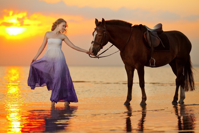 Fototapete Schöne Frau Die Auf Einem Pferd Bei Sonnenuntergang Am