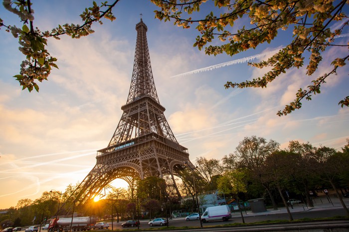 Fototapete Eiffelturm im Frühling in Paris, Frankreich • Pixers® - Wir