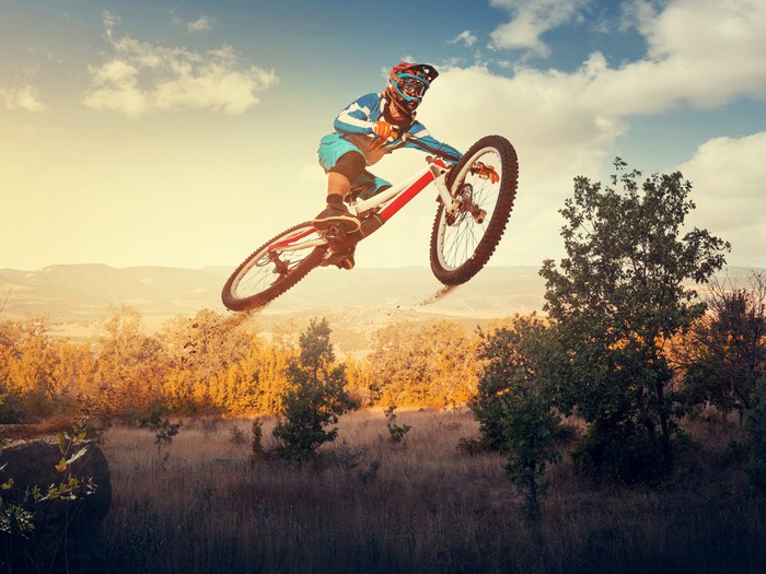 Fototapete Der Mensch Hochsprung auf dem Mountainbike