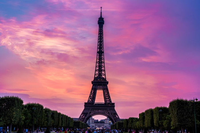 Fotomural Torre Eiffel al atardecer en París • Pixers® - Vivimos para